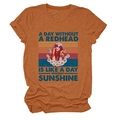 Détail d'un t-shirt col rond rouge rouille avec imprimé vintage et texture de tissu doux - Orange Brûlé