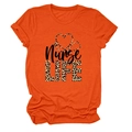 Détail du motif cœur stéthoscope léopard Nurse Life sur le t-shirt en coton orange - Orange (Texte Noir)