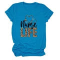 Détail du t-shirt bleu canard en coton avec motif Nurse Life en léopard - Bleu Lac (Texte Noir)