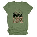 Détail de l'imprimé léopard Nurse LIFE et stéthoscope sur un t-shirt col rond vert olive - Vert Olive (Texte Noir)