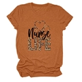 Détail du t-shirt orange caramel Nurse LIFE avec imprimé léopard et motif de coeur - Orange Brûlé (Texte Noir)