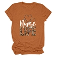 Détail du t-shirt infirmière caramel montrant le motif léopard et le texte nurse - Orange Brûlé (Texte Blanc)