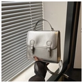 Vue détaillée d'un mini sac argenté métallisé avec fermeture à double boucle - Argenté