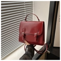 Détail du sac Cambridge en cuir PU bordeaux avec boucles et poignée supérieure - Rouge