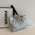 Sac fourre-tout argenté matelassé métallisé avec sangle noire et chaîne dorée - Argenté