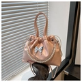Detalle de bolso satinado rosa con mariposa plateada y asa de perlas con cadena fina - Rosa
