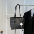 Grande borsa tote nera intrecciata con spalline e ciondolo a forma di bambola bianca - Con Ciondolo / Nero