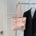 Borsa tote rosa a trama intrecciata con ciondolo di peluche e spalline lunghe da donna - Con Ciondolo / Rosa