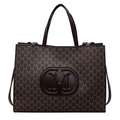 Bolso tote marrón oscuro con estampado M y logotipo en relieve sobre fondo blanco - Marrón