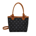 Elegante Monogramm-Beuteltasche mit braunen Ledergriffen und passendem Schultergurt - Schwarz
