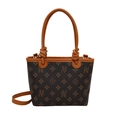 Braune Monogramm-Beuteltasche mit karamellbraunen Ledergriffen und einem Schultergurt - Kaffeebraun