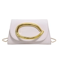 Borsa da sera bianca in pelle testurizzata con grande anello dorato e catenella - Bianco