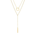 Collana a strati dorata con anello martellato e ciondolo a barra verticale su sfondo bianco - Oro