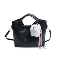 Bolso tipo cubo tejido en negro con correa ajustable y un amuleto de perro de peluche - Negro Con Colgante