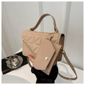 Dettaglio della borsa a mano trapuntata beige con inserti dorati e borsellino - Cachi