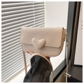 Detalle de bolso bandolera blanco crema con adorno de corazón y textura de cuero - Blanco