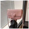 Detalle de bolso rosa de cuero sintético con adorno de corazón y textura lichi - Rosa
