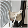 Detalle del bolso tote blanco con textura arrugada efecto mármol y cremallera plateada - Blanco