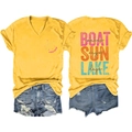 Λεπτομέρεια από κίτρινο μπλουζάκι V-neck Lake Days με τύπωμα και τζιν σορτς - S / Κίτρινο