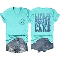 Dettaglio della T-shirt verde menta con scollo a V, grafica Lake e pantaloncini in denim - S / Blu Acqua Profonda