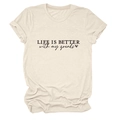 Dettaglio della maglietta a girocollo con testo Life is Better with my grands e cuore - S / Sabbia (Font Nero)