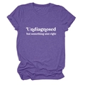 Détail du t-shirt violet à col rond montrant le texte imprimé et la texture douce du tissu - Violet (Police Blanche)