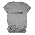 Dettaglio della maglietta grigia a girocollo con stampa LIFE IS BETTER e trama in cotone - S / Grigio Scuro (Font Nero)