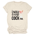 Detail eines Rundhals-T-Shirts mit 'i Need a huge COCK TAIL' Aufdruck auf weichem Baumwollstoff - S / Sandfarben
