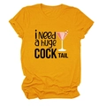 Dettaglio delle maniche risvoltate e della stampa cocktail su una t-shirt in cotone giallo - S / Giallo Senape