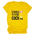 Dettaglio della t-shirt gialla girocollo con stampa grafica martini 'i Need a huge COCKTAIL' - Giallo