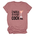 Dettaglio della maglietta rosa antico con stampa grafica 'i Need a huge COCKTAIL' - Rosa antico