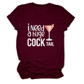 Dettaglio della t-shirt bordeaux con stampa cocktail e trama in cotone morbido e liscio - Borgogna