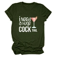 Dettaglio di t-shirt in cotone verde oliva con grafica i need a huge cocktail e maniche risvoltate - Verde Militare