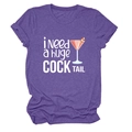 Dettaglio della t-shirt in cotone viola con stampa i Need a huge COCKTAIL e cuciture rinforzate - Viola