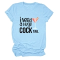 Dettaglio della t-shirt azzurra con grafica i need a huge cocktail e bicchiere da martini - Azzurro