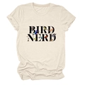 Gros plan de l'imprimé Bird Nerd avec oiseaux colorés sur un t-shirt en coton écru - Sable (Texte Noir)