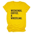 Dettaglio di t-shirt gialla con stampa vintage Weekends Coffee and Wrestling - Taglia S / Giallo (Testo Nero)