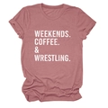 Dettaglio della t-shirt in cotone rosa polvere con stampa weekends coffee wrestling - Taglia S / Oro Rosa (Testo Bianco)