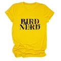 Détail de l'imprimé Bird Nerd sur t-shirt en coton jaune avec manches retroussées et col rond - Jaune (Texte Noir)