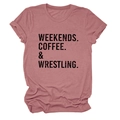 Dettaglio della maglietta in cotone malva con stampa testo Weekends Coffee & Wrestling - Taglia S / Oro Rosa (Testo Nero)