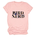 Détail du t-shirt rose Bird Nerd avec des illustrations d'oiseaux et un tissu en coton doux - Rose (Texte Noir)