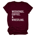 Dettaglio della stampa Weekends Coffee & Wrestling su t-shirt in cotone bordeaux - Taglia S / Rosso Vino (Testo Bianco)