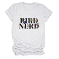 Détail d'un t-shirt blanc en coton avec texte Bird Nerd et illustrations d'oiseaux colorés - Blanc (Texte Noir)