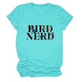 Gros plan de l'imprimé Bird Nerd sur t-shirt turquoise avec motifs d'oiseaux colorés - Bleu Eau Profonde (Texte Noir)