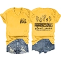 Detalle del estampado floral y eslogan paraprofessional en la camiseta amarilla cuello V - S / Amarillo (Estampado Negro)