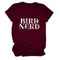 Dettaglio dello slogan Bird Nerd e illustrazioni colorate di uccelli su t-shirt bordeaux - S / Rosso Vino (Testo Bianco)
