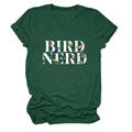 Détail montrant la texture des fibres et l'imprimé Bird Nerd sur un t-shirt vert foncé - Vert Rétro (Texte Blanc)