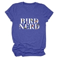 Détail du t-shirt Bird Nerd avec oiseaux colorés sur tissu violet chiné doux - Bleu Rétro (Texte Blanc)