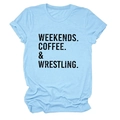 Dettaglio della maglietta in cotone celeste con stampa Weekends Coffee Wrestling nera - Taglia S / Azzurro (Testo Nero)
