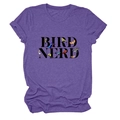 Détail d'un t-shirt violet avec texte Bird Nerd et illustrations d'oiseaux colorés - Violet (Texte Noir)